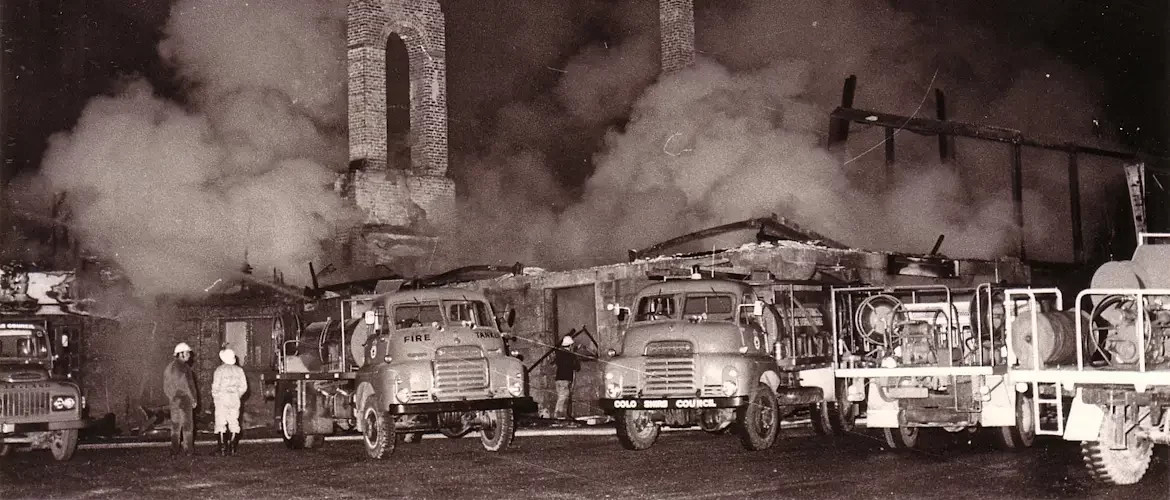 Wilberforce Hotel on fire, with old fire trucks